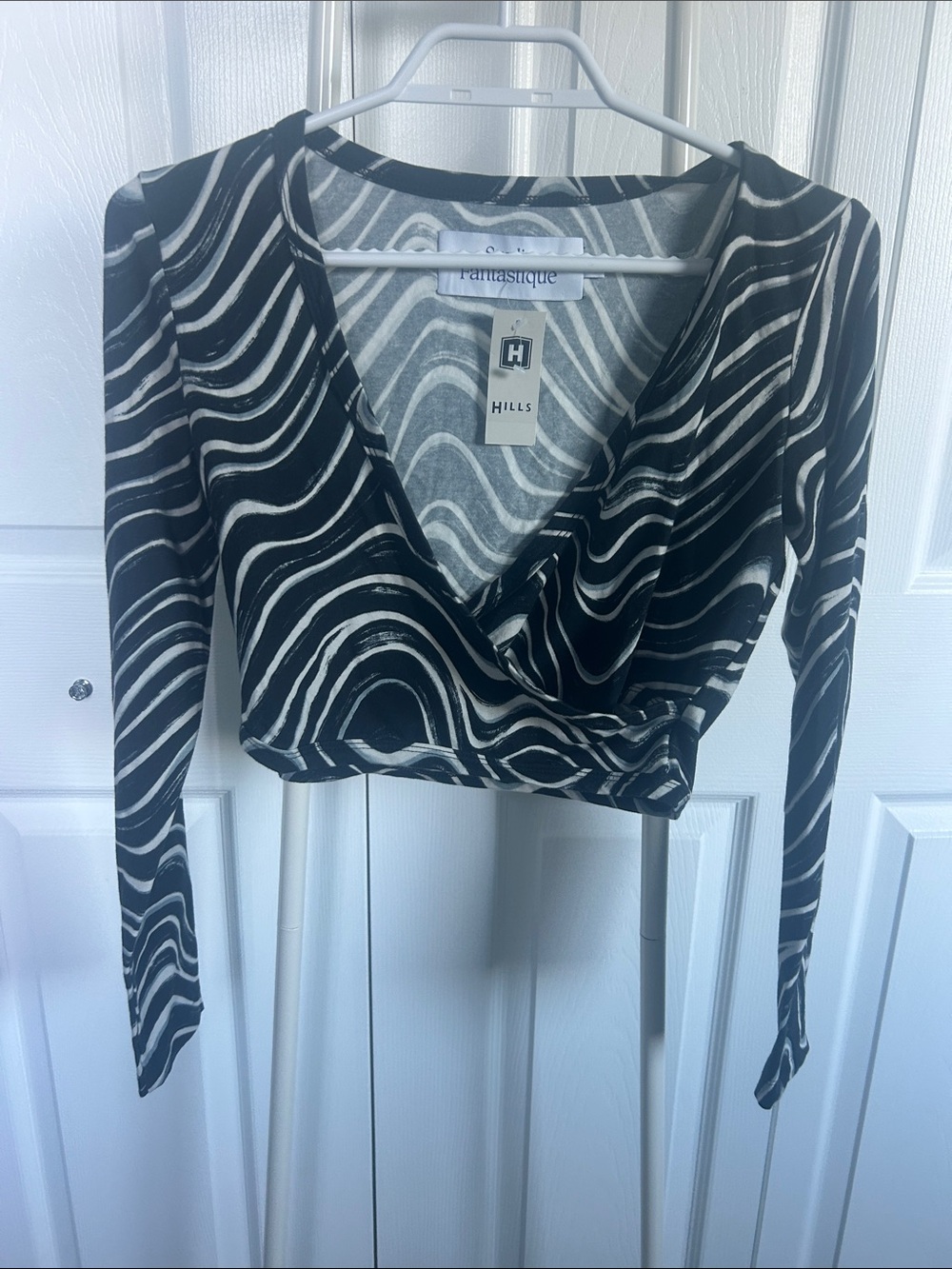 BNWT STUDIO FANTASTIQUE Loretta Black & White Surplice Long-Sleeve Crop Top